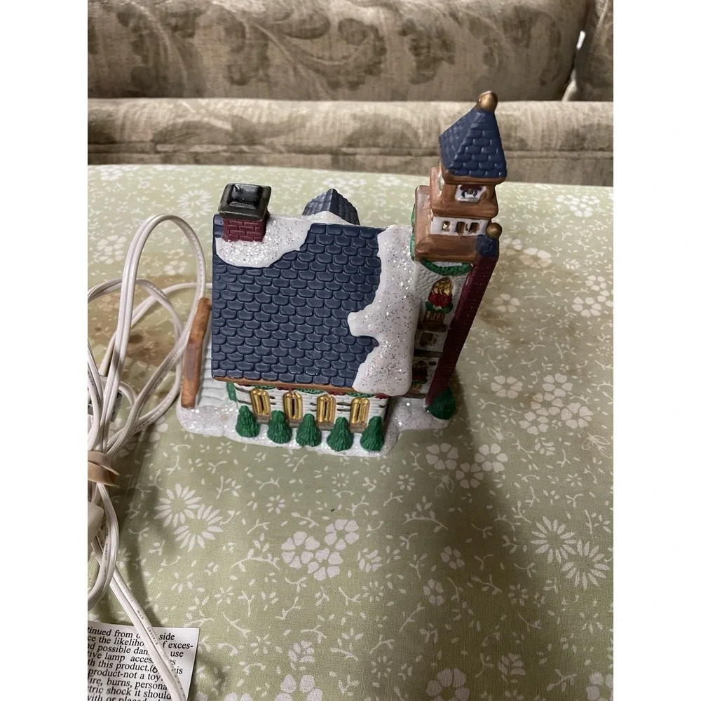 VINTAGE 2000 TRIM A HOME BAYBERRY VILLAGE Lighted Porcelain Church Light‎ Up